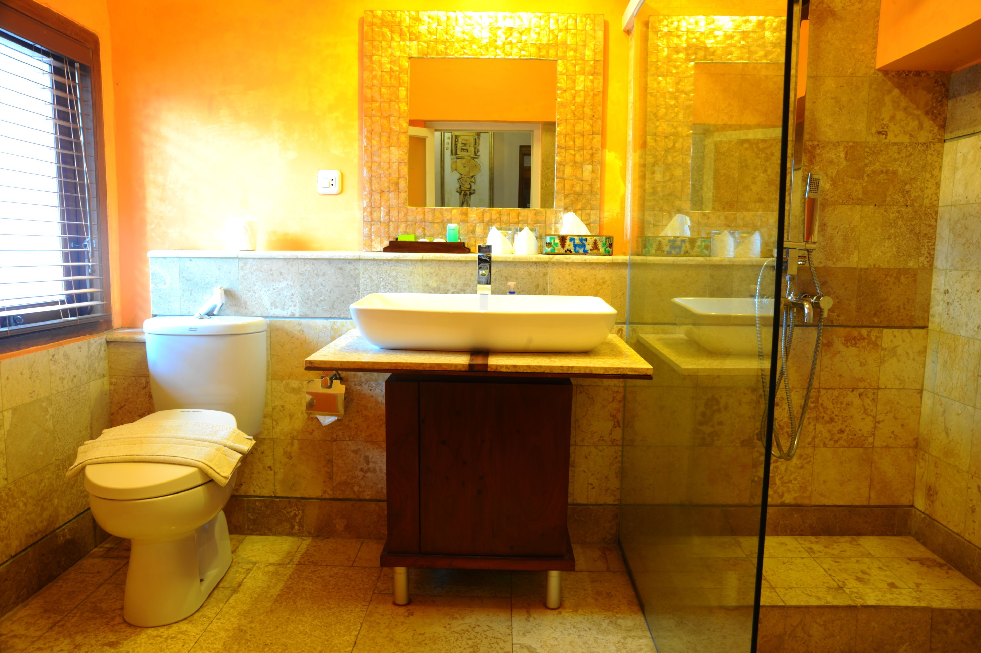 Un bagno con WC, lavandino e doccia.
