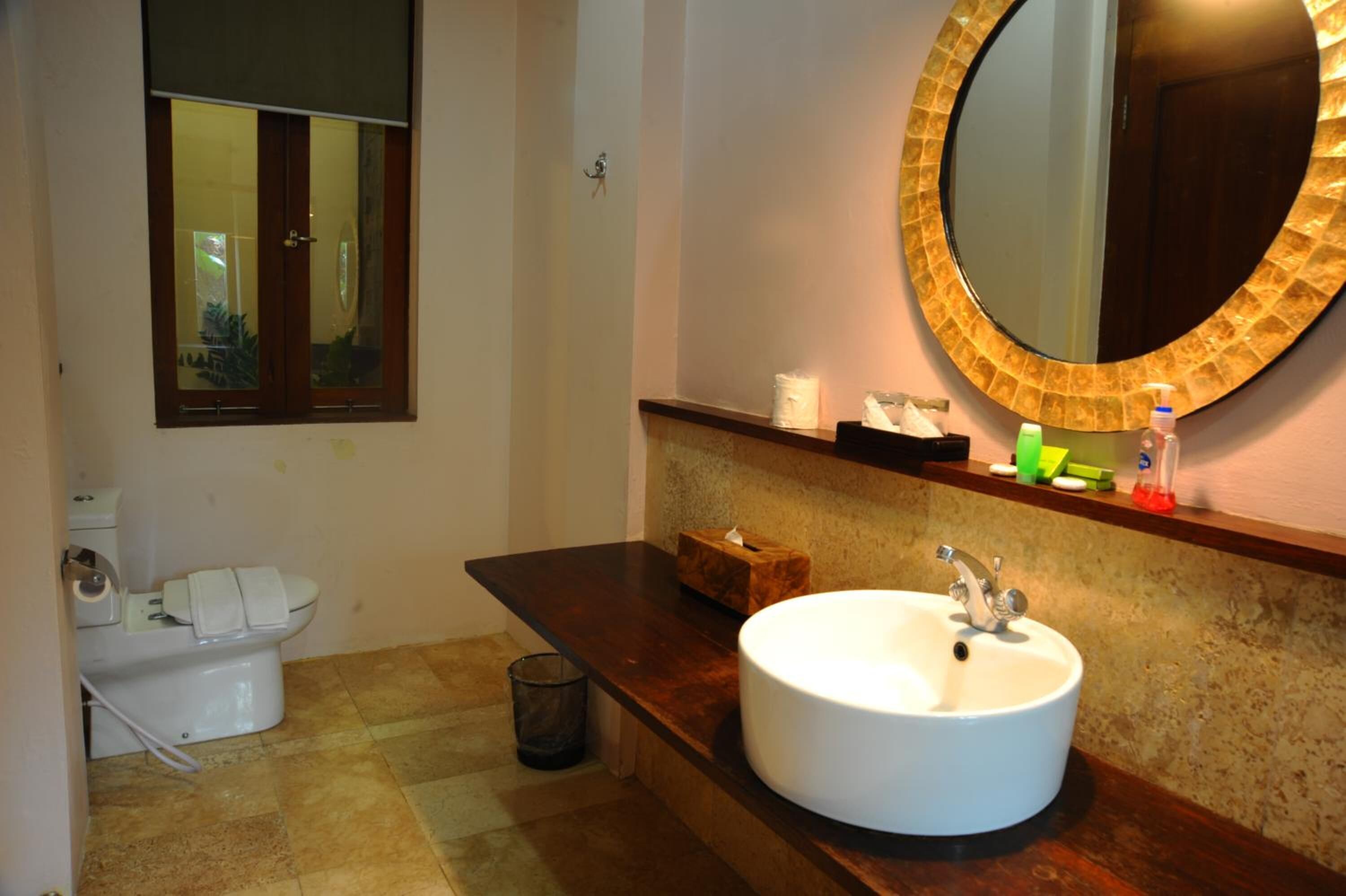 Komfortbadewanne, kostenlose Toilettenartikel, Hausschuhe, Bidet