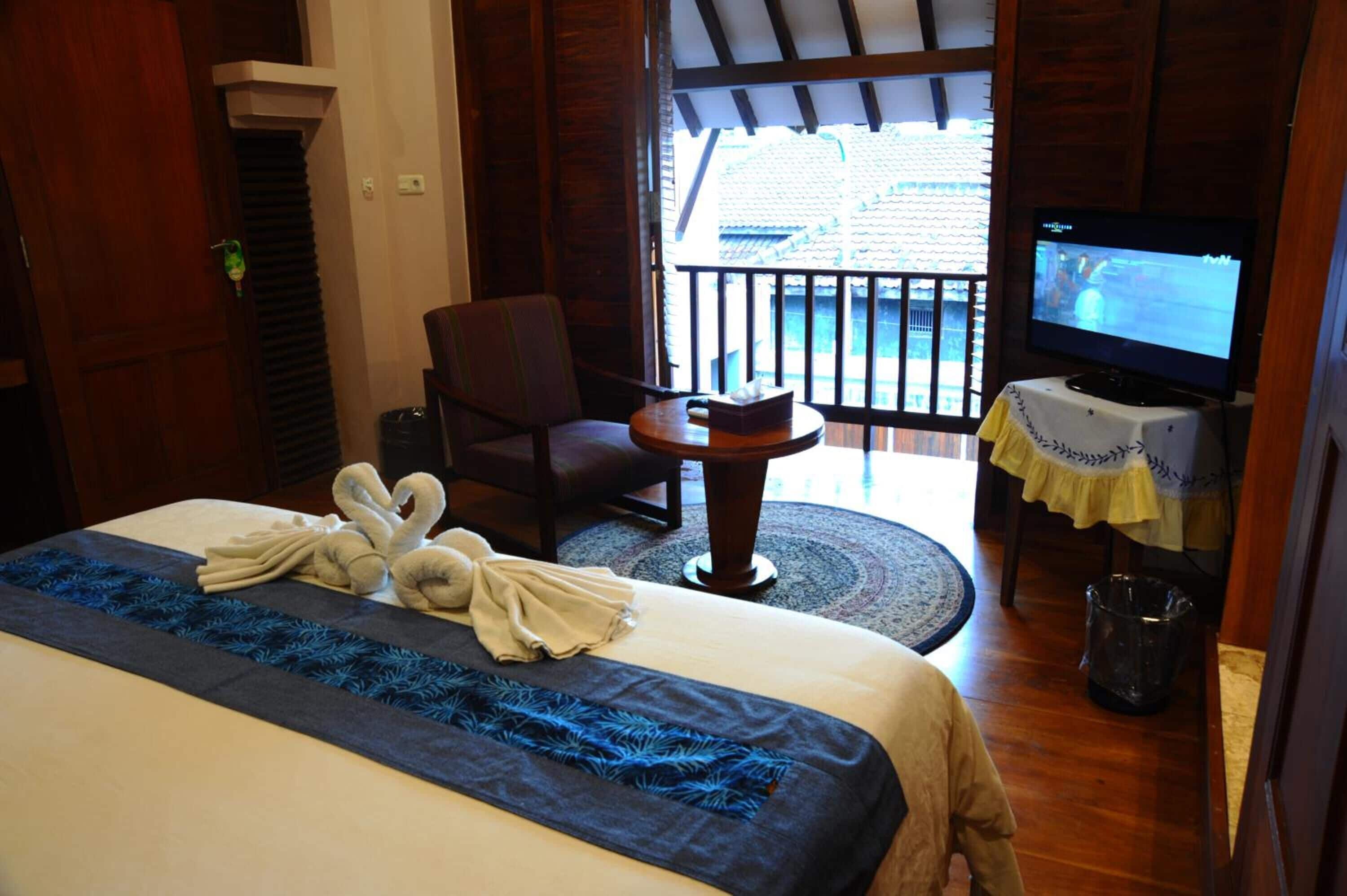 Desk, free WiFi, bed sheets