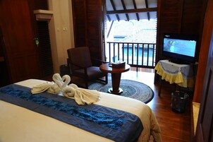 Escritorio, wifi gratis, ropa de cama