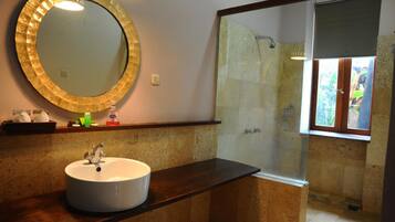 Habitación ejecutiva | Baño | Tina profunda, amenidades de baño gratuitas, pantuflas, bidet
