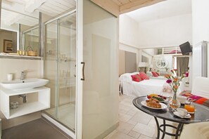 Habitación doble superior | Baño | Regadera, amenidades de baño gratuitas, secadora de cabello, bidet 