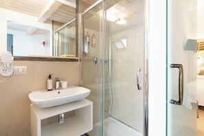 Superior Quadruple Room | Bathroom | Shower, free toiletries, hair dryer, bidet - Santo Stefano Home & Breakfast (Polignano a Mare)