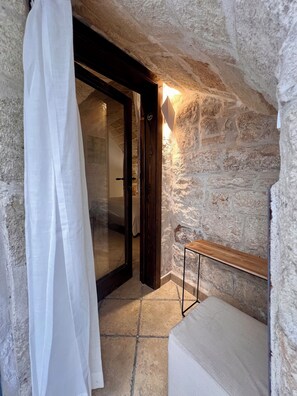 Doppia Standard, al piano terra | Biancheria da letto di alta qualità, una scrivania, Wi-Fi gratuito