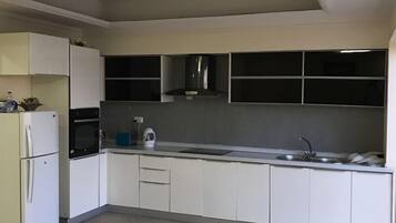 Villa, 5 Bedrooms | Private kitchen | Fridge, microwave, oven, stovetop
