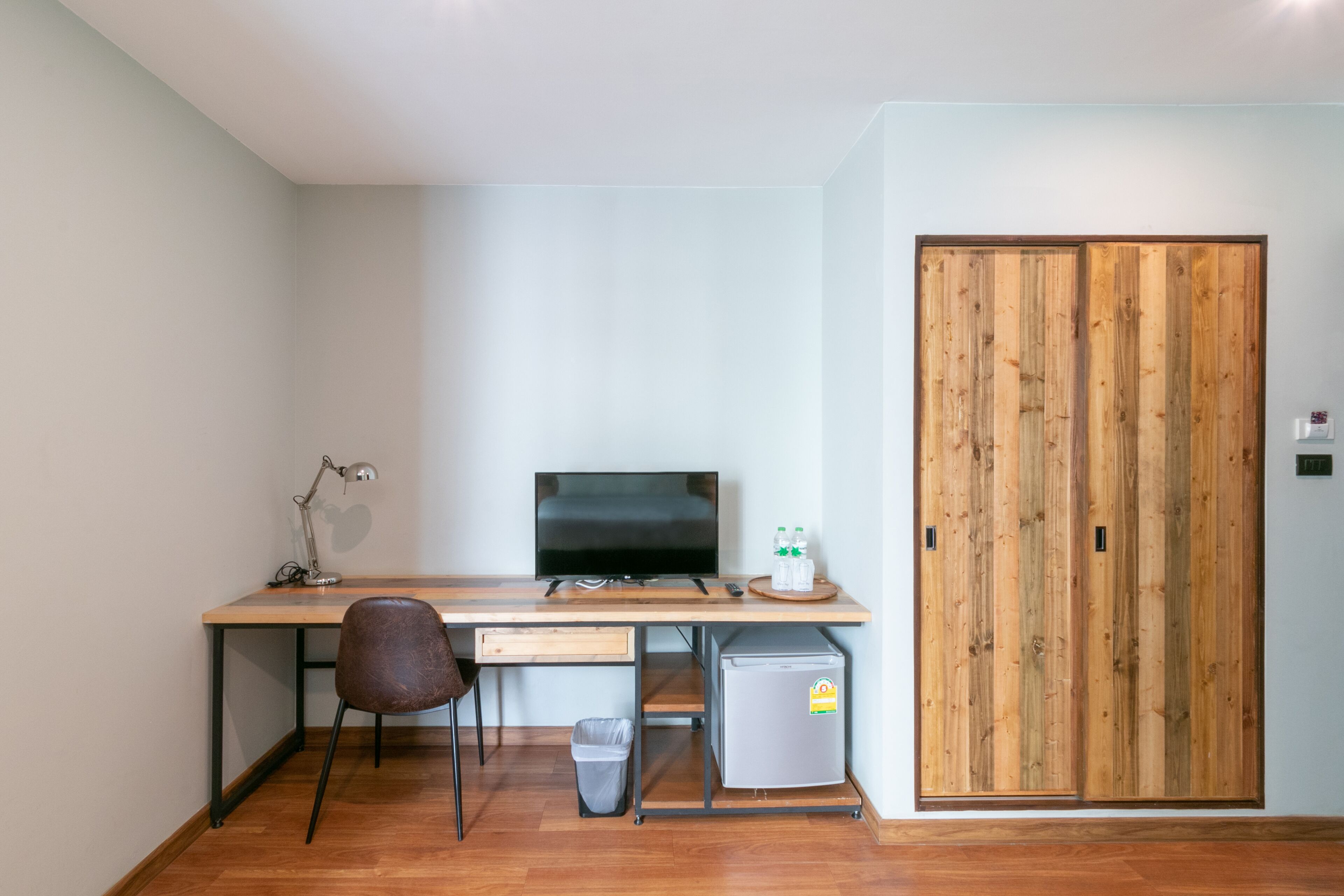 standard studio | living area | flat-screen tv