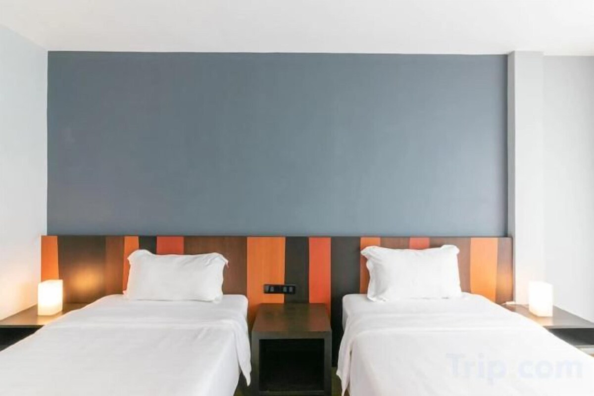 Een bureau, verduisterende gordijnen, gratis wifi, beddengoed