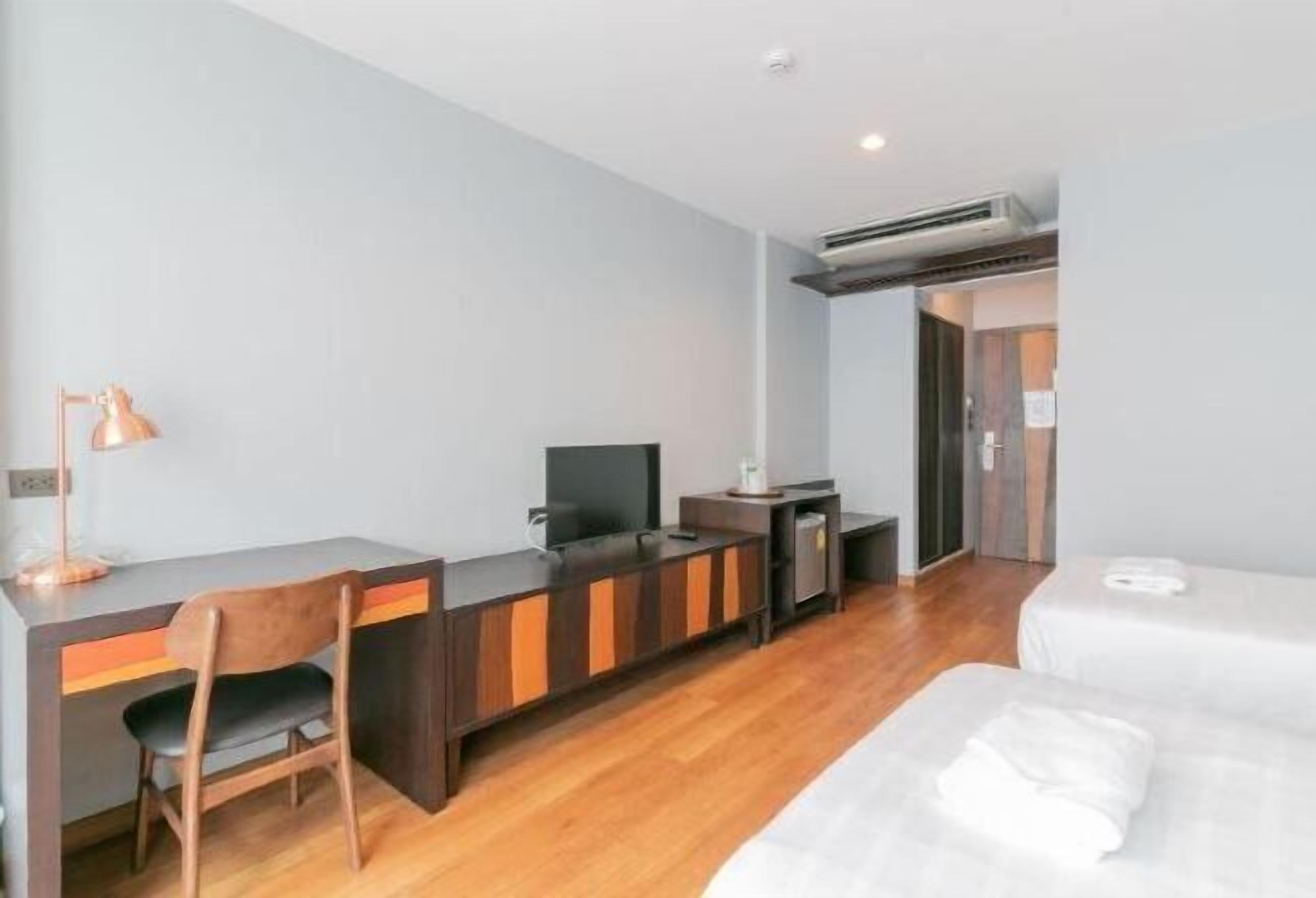 Desk, blackout drapes, free WiFi, bed sheets