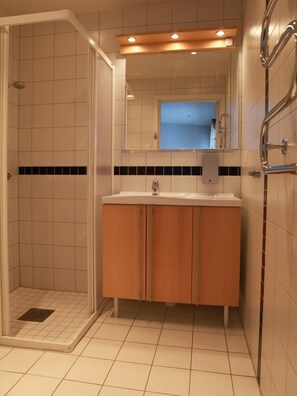 Suite – standard, 2 soverom | Bad | Dusj, hårføner og håndklær