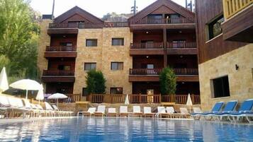 Hồ bơi ngoài trời