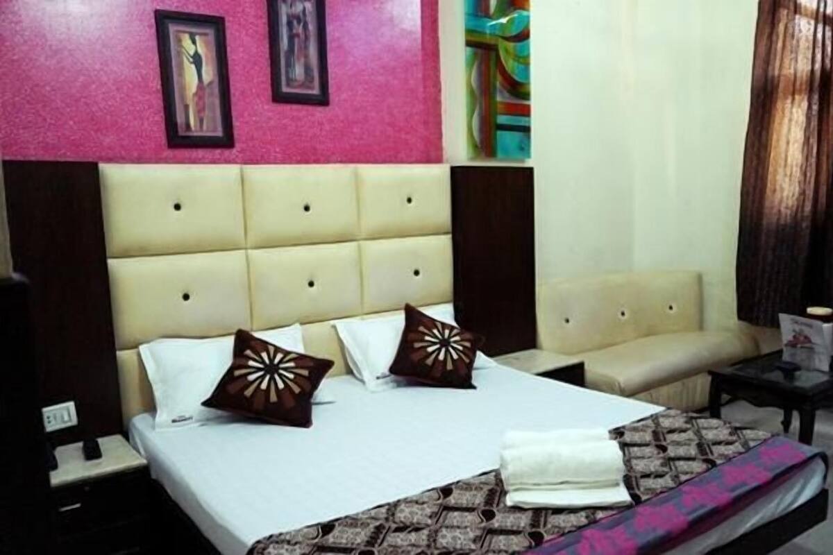 Premium bedding, rollaway beds, free WiFi