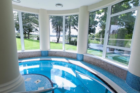 Una piscina techada. Killyhevlin Lakeside Hotel & Lodges