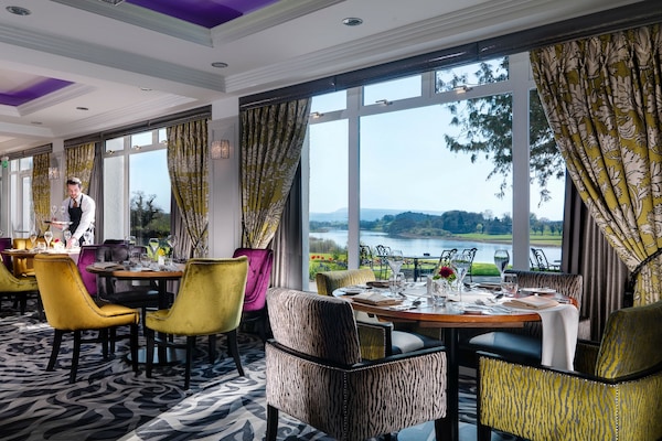 2 restaurants; lunch and dinner served