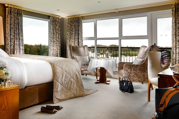 Minibar, coffres-forts dans les chambres, bureau