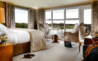 迷你吧、客房内保险箱、办公桌、熨斗/熨衣板