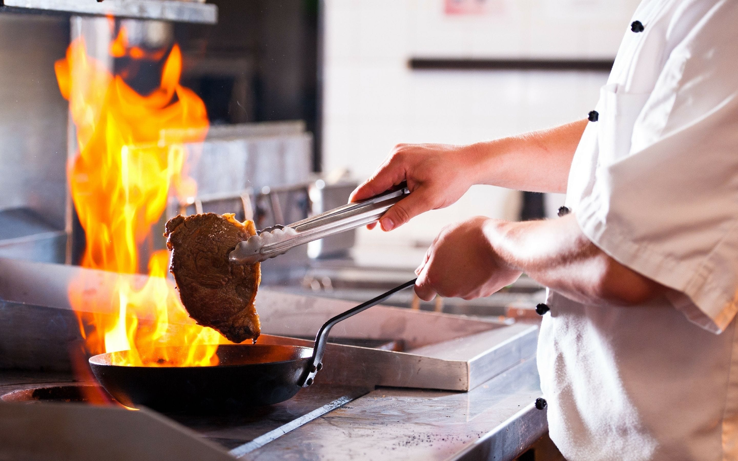 2 restaurants, lunch served