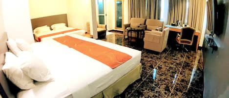 华丽四人房 | 高档床上用品、加厚床垫、客房内保险箱、办公桌