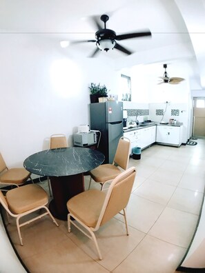 客室内のダイニングエリア