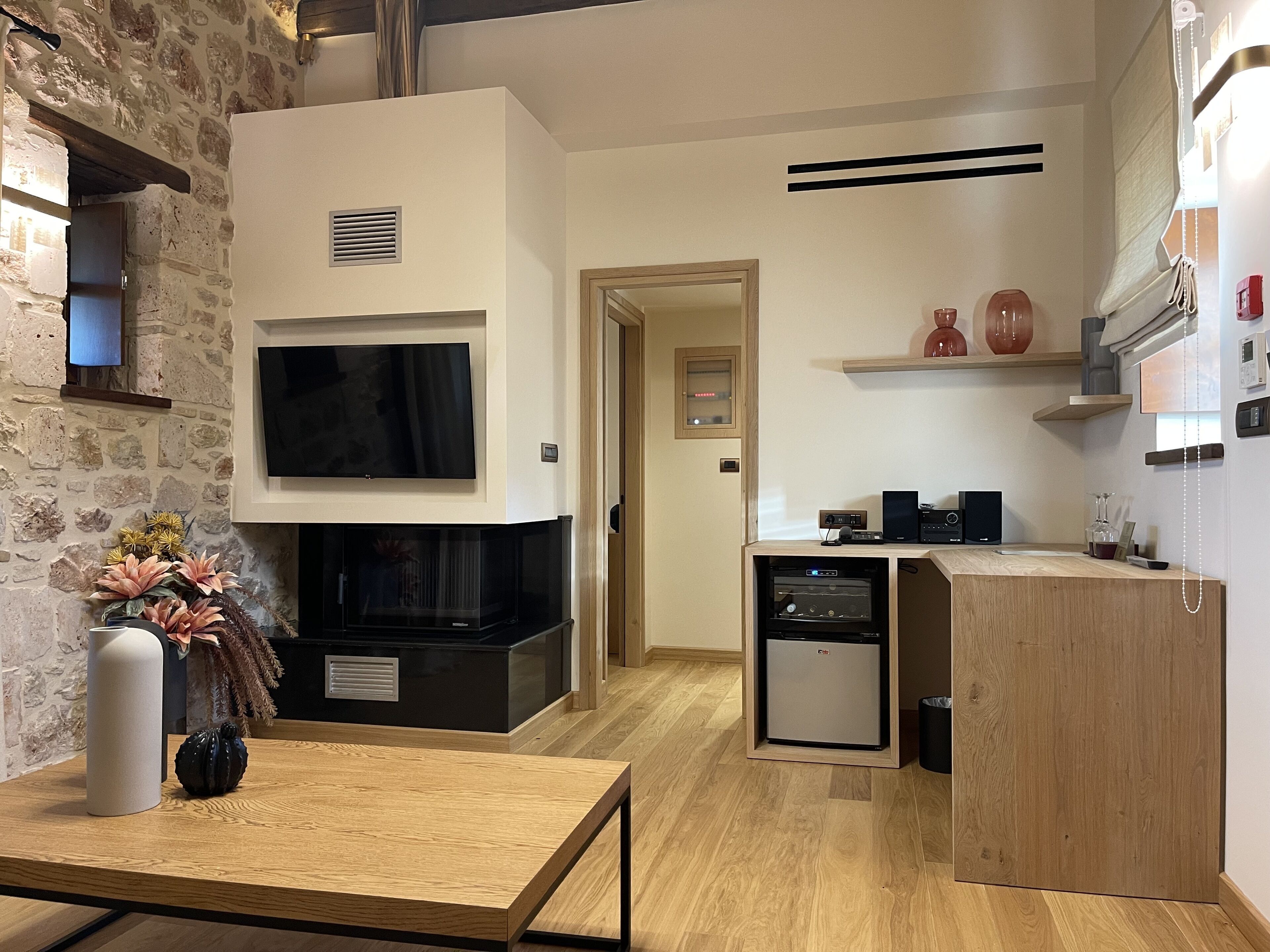 executive suite | living area | flat-screen tv