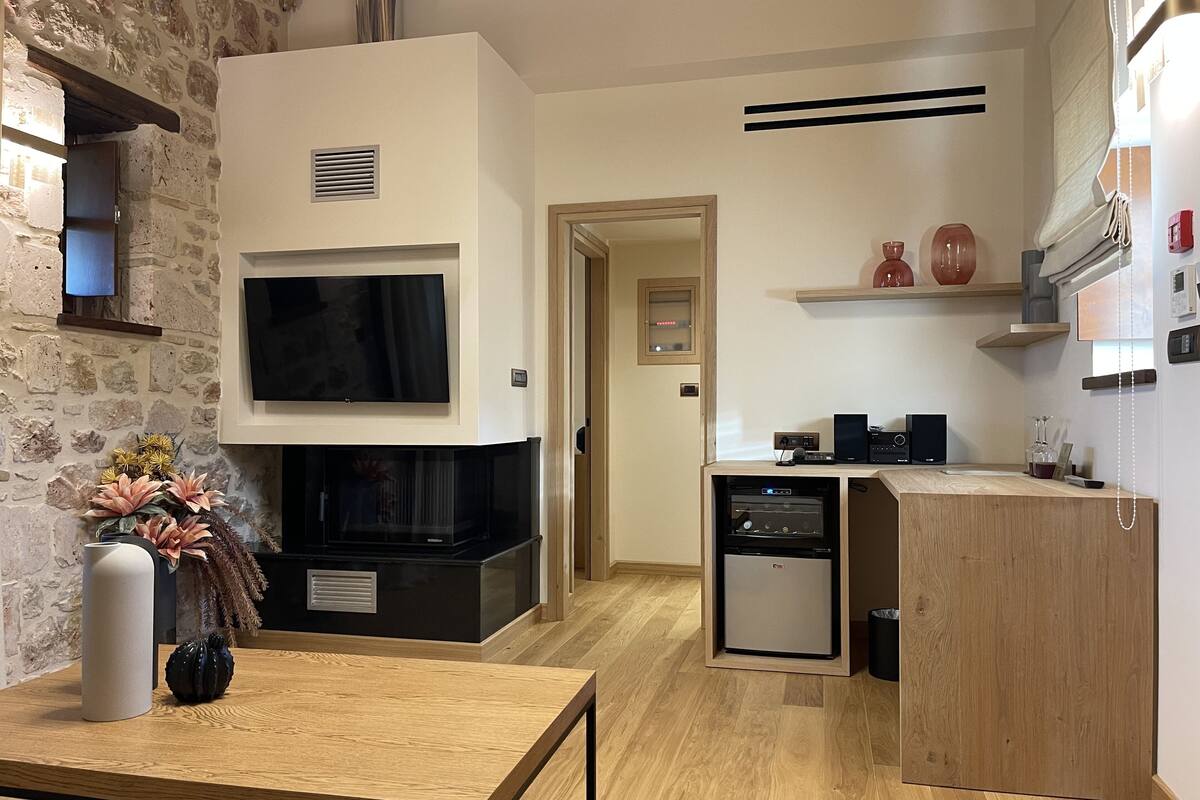 executive suite | living area | flat-screen tv