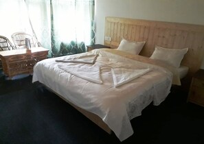 Habitación estándar doble, 1 cama doble, vistas al valle, junto a la montaña | Escritorio, camas supletorias, ropa de cama