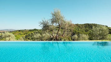 Piscine extérieure, parasols de plage, chaises longues