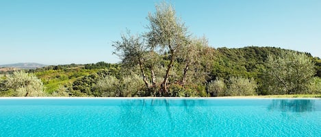 Piscine extérieure, parasols de plage, chaises longues