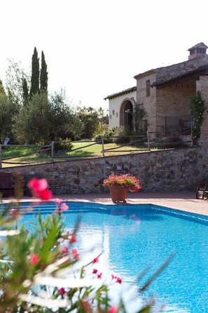 Outdoor pool, open 8:00 AM to 7:30 PM, pool umbrellas, pool loungers - Fattoria Fibbiano (Terricciola)