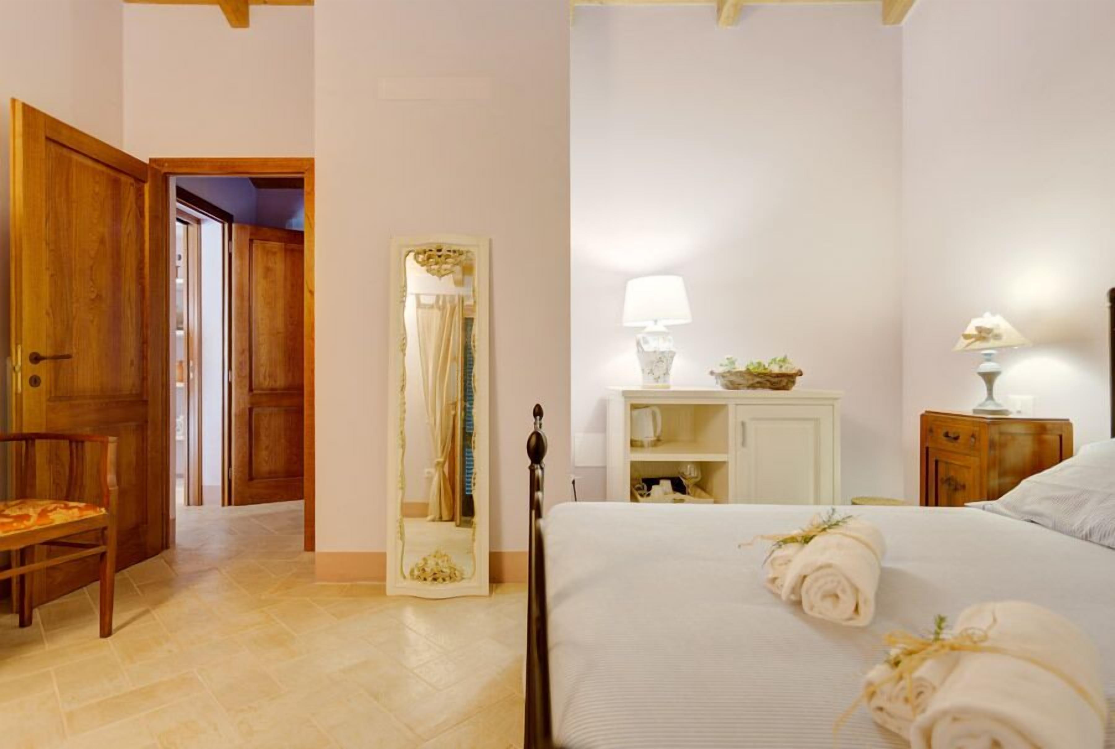 Hochwertige Bettwaren, Schreibtisch, laptopgeeigneter Arbeitsplatz