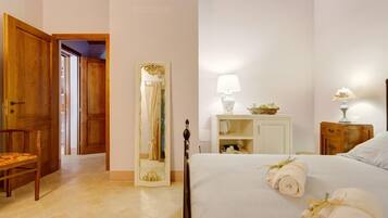 Hochwertige Bettwaren, Schreibtisch, laptopgeeigneter Arbeitsplatz