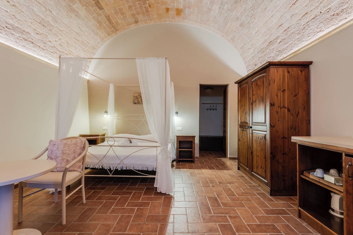 1 bedroom, premium bedding, desk, laptop workspace