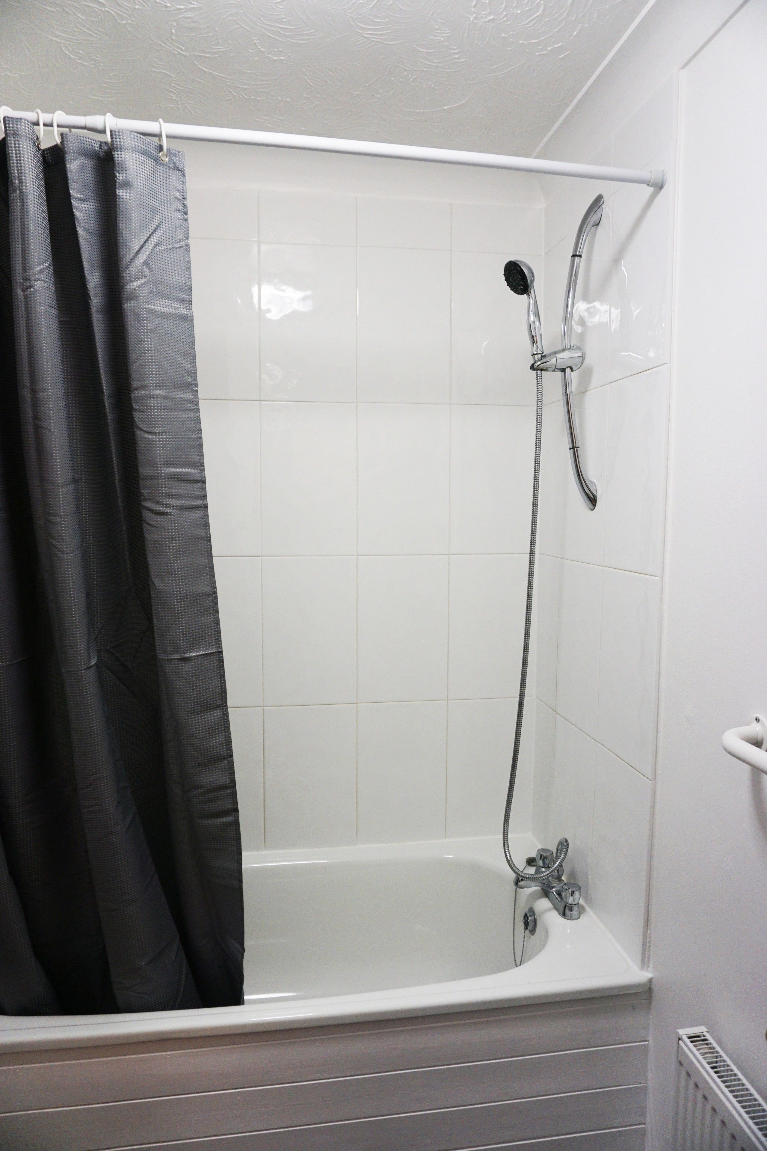 Ein Badezimmer mit Dusche, Badewanne und Toilette.