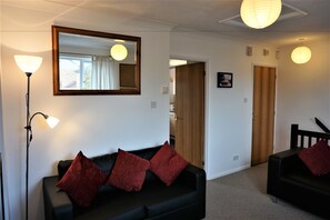 Business Apartment, 1 Bedroom | Living area | 32-inch flat-screen TV with digital channels, TV - The Worthys (Bristol)