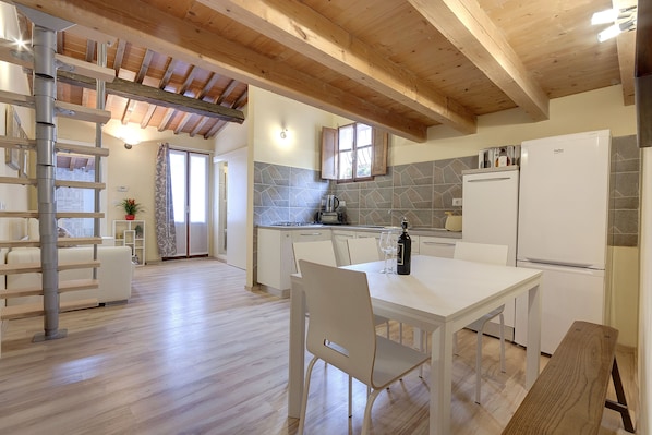 Appartement, 1 chambre | Coin cuisine privé | Grand réfrigérateur, plaque de cuisson, cafetière/bouilloire