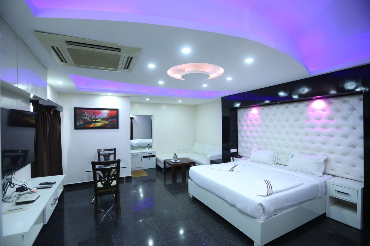 Royal Suite | Premium bedding, rollaway beds (surcharge), WiFi (free)