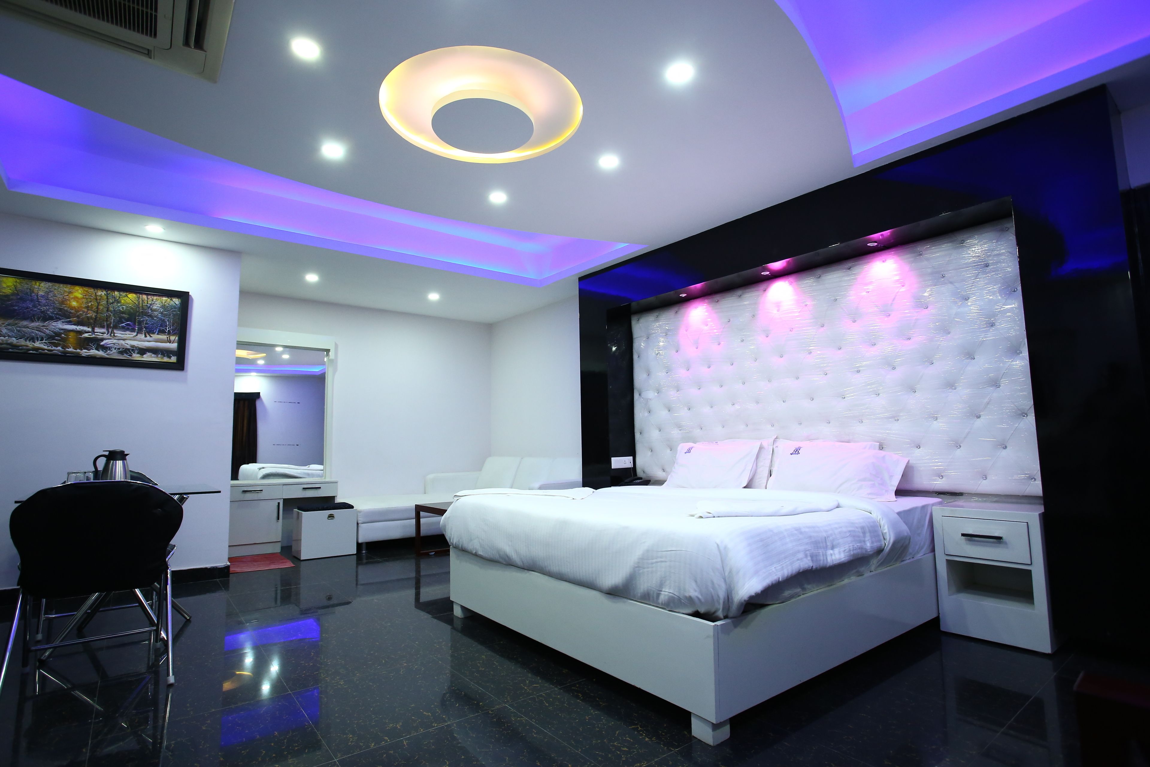 Royal Suite | Premium bedding, rollaway beds (surcharge), WiFi (free)