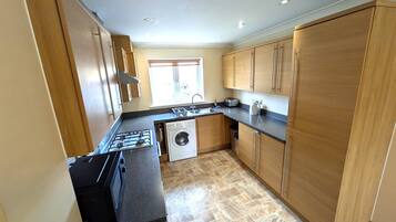Family House, 3 Bedrooms | Private kitchen | Fridge, microwave, oven, stovetop