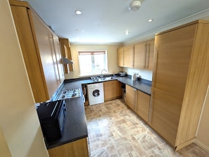 Family House, 3 Bedrooms | Private kitchen | Fridge, microwave, oven, stovetop - Thistle Cottage (Bury St Edmunds)