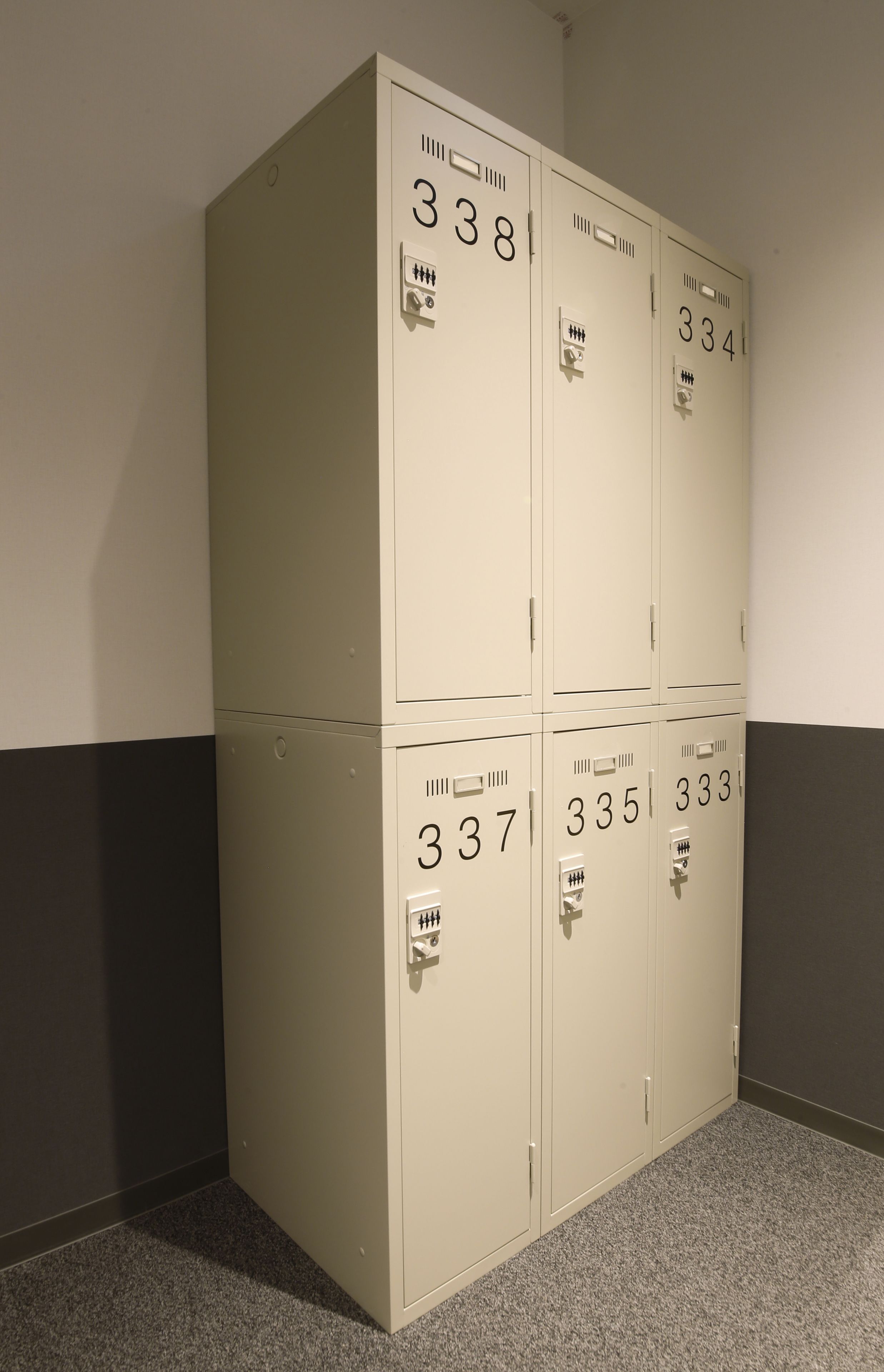 Vier beige Schließfächer mit den Nummern 338, 334, 337, 335 und 333.