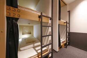 Free WiFi, bed sheets - White Hostel shinsaibashi (Osaka)