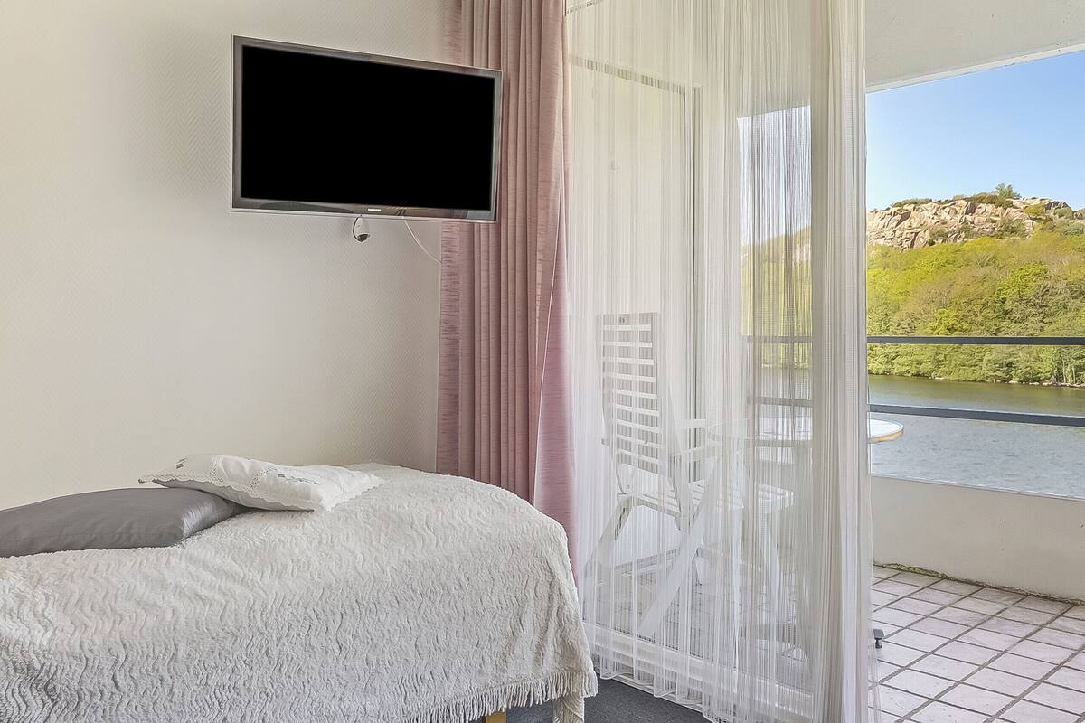 Camera singola, balcone, vista lago (a) | Copriletto in piuma, con stile personalizzato