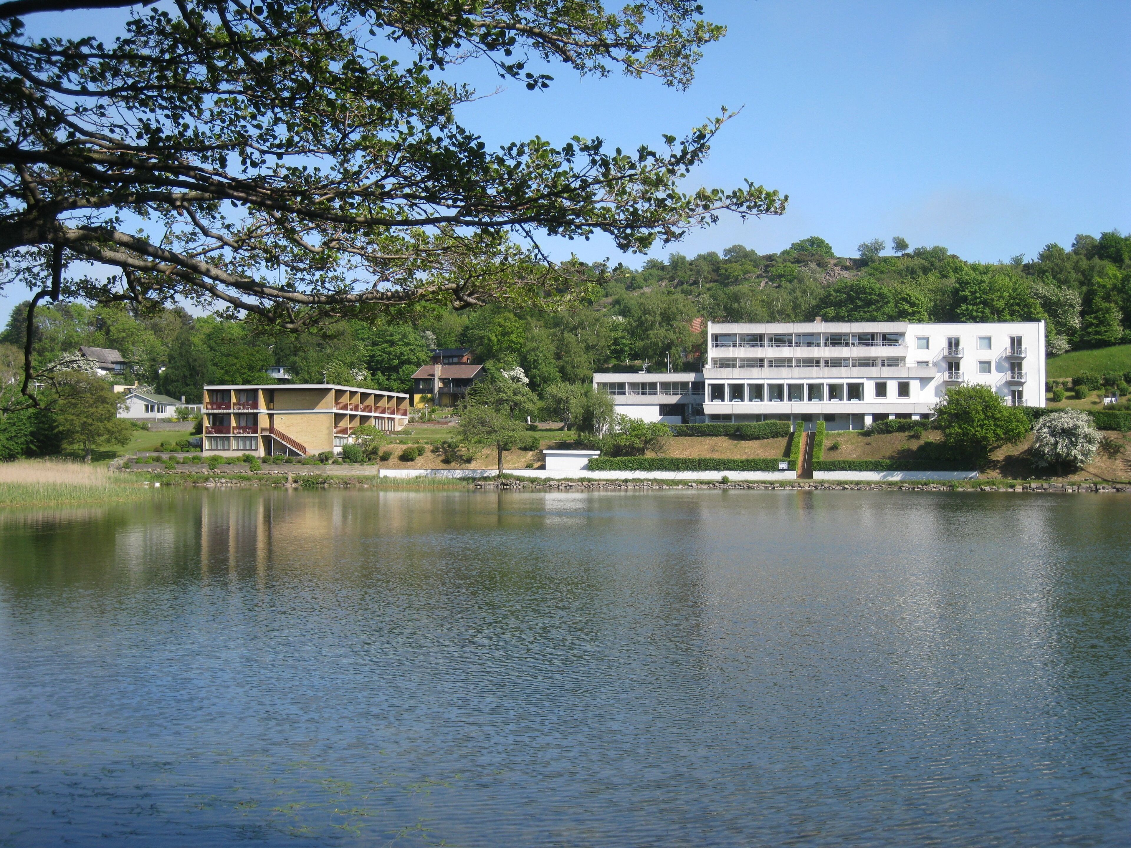 Ein am See gelegenes Hotel im modernen Stil mit Pool und Seeblick.