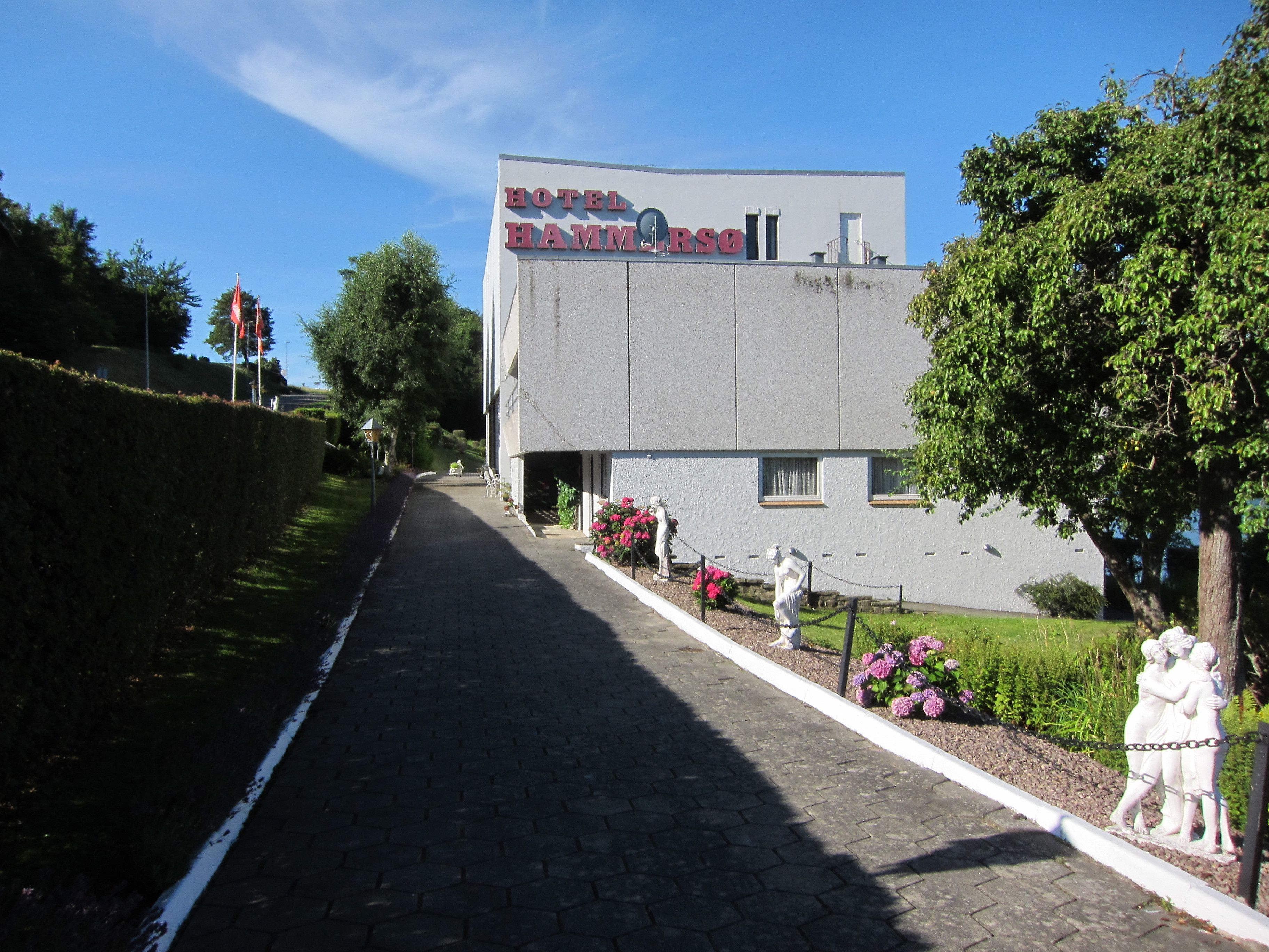 Un edificio con un cartello che riporta la scritta "HOTEL HAMMERSO".