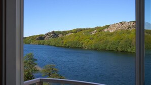 A view of a lake with rocky hills and dense greenery. - Hotel Hammersø - Adults Only (Allinge)