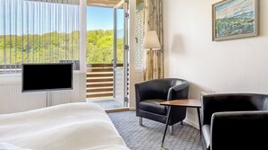 Double room with balcony and lake view (B) in the Lake Annex | Down duvets, individually decorated, individually furnished, free WiFi - Hotel Hammersø - Adults Only (Allinge)