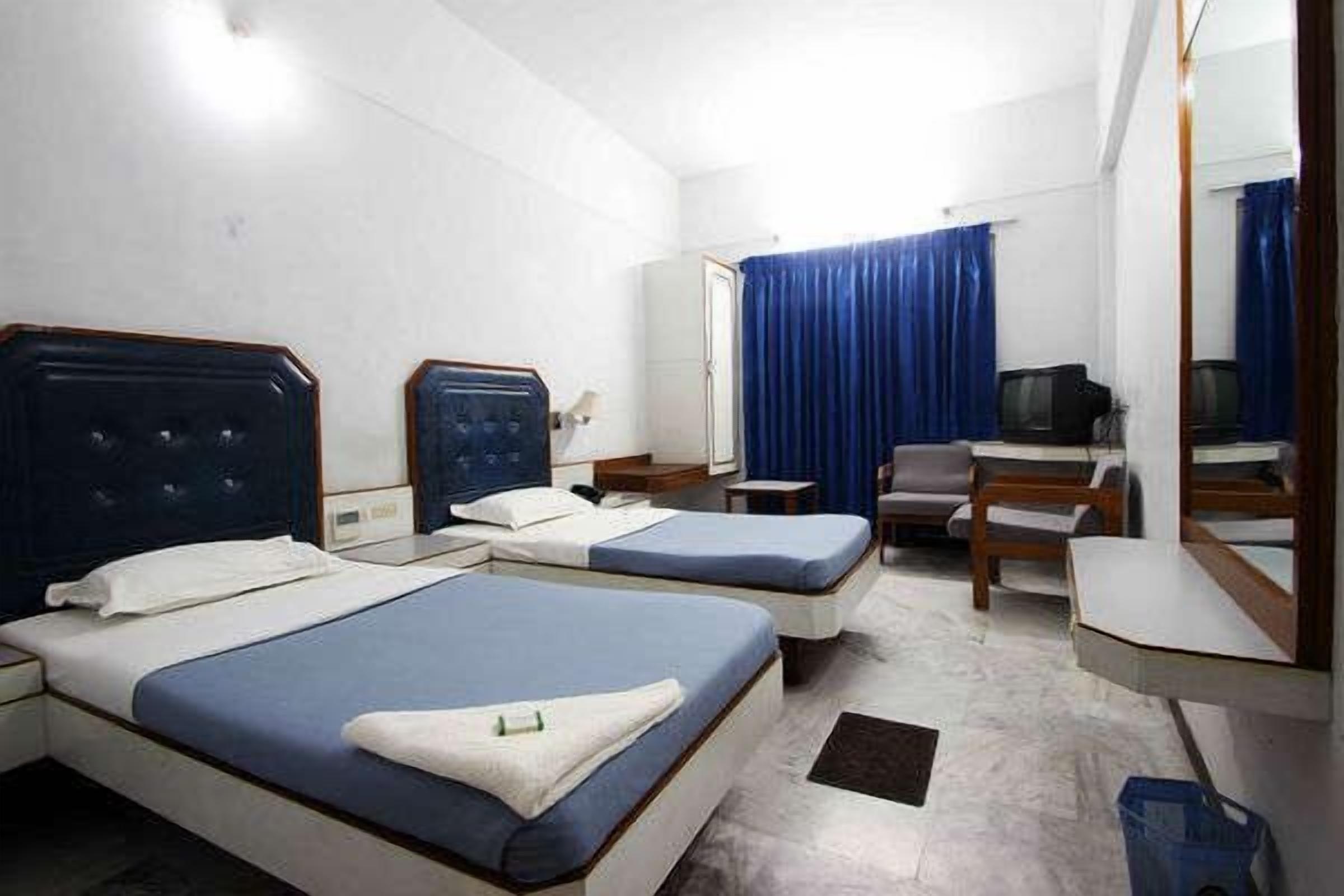 desk, rollaway beds, free wifi, bed sheets