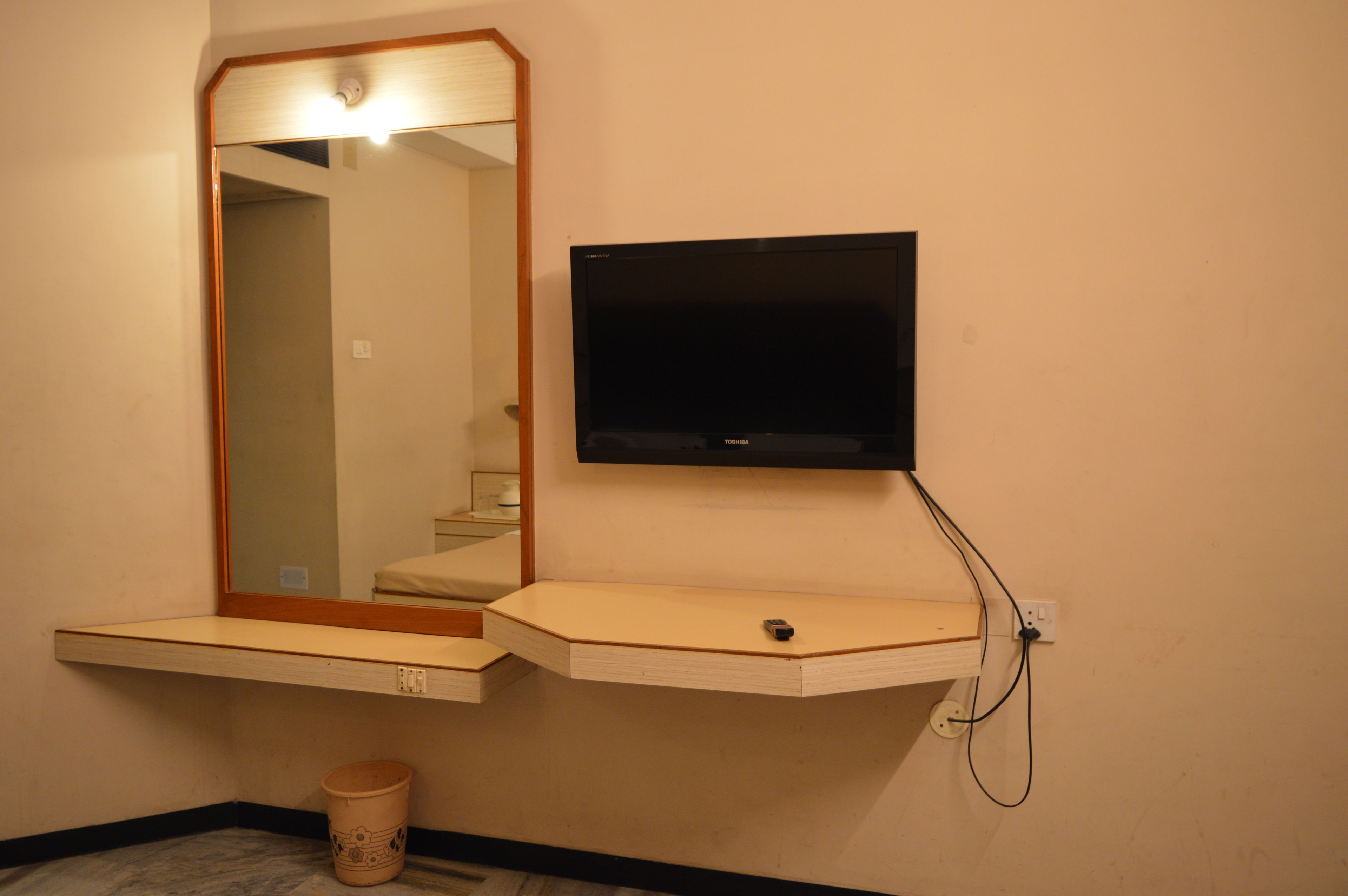 deluxe twin room | desk, rollaway beds, free wifi, bed sheets