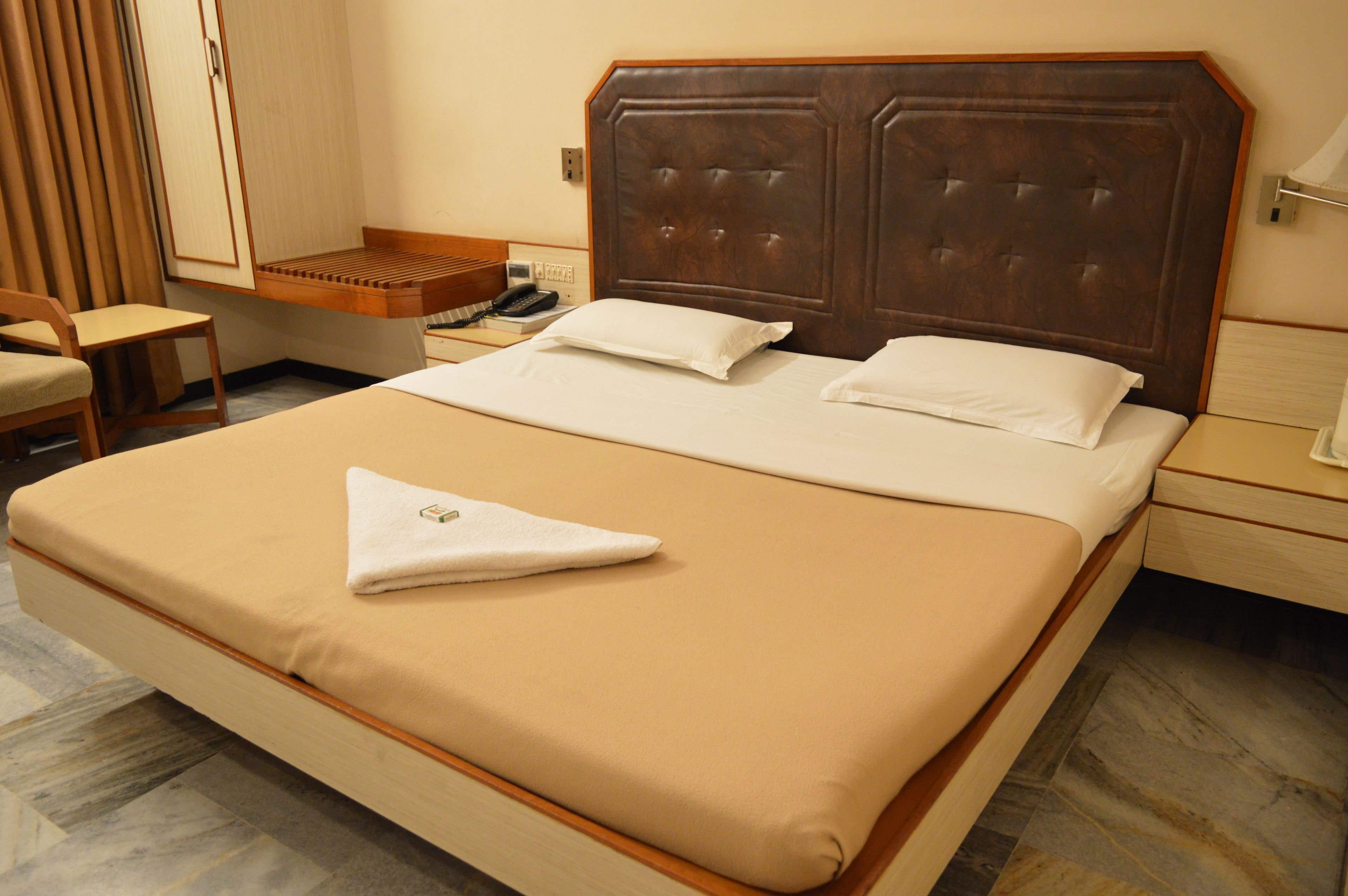 deluxe twin room | desk, rollaway beds, free wifi, bed sheets
