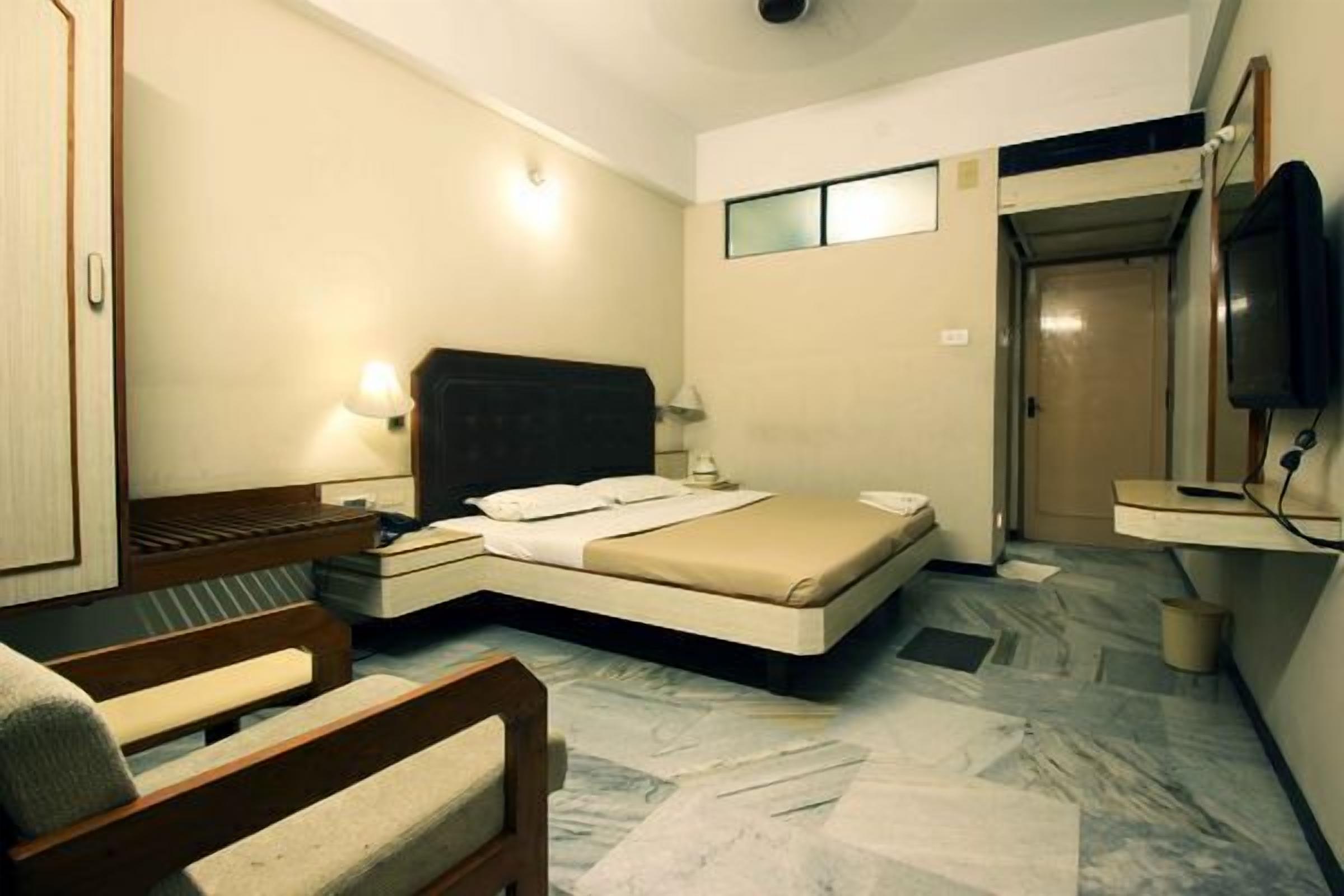 desk, rollaway beds, free wifi, bed sheets