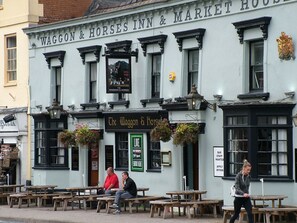 A pub named "Waggon & Horses Inn & Market House" with outdoor seating and hanging flower baskets. - Stratford Apartment (Newmarket)